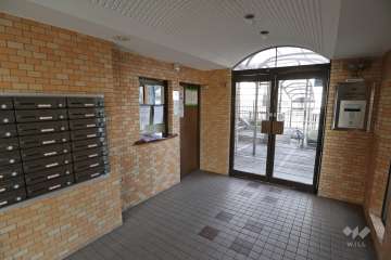 エントランスはオートロック付きです。