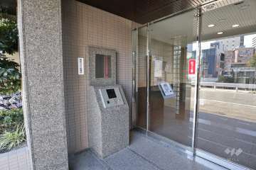 エントランスはオートロック付きです。