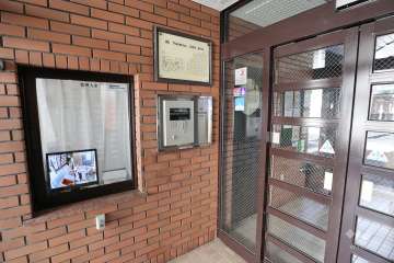 エントランスはオートロック付きです。