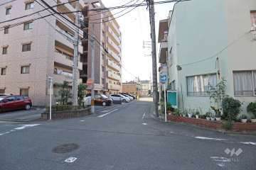 敷地西側の前面道路