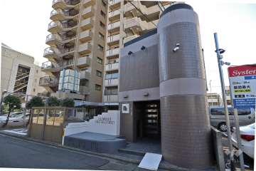 エントランスアプローチと銘板