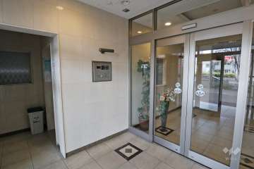 エントランスはオートロック付きです。