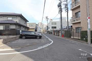 敷地西側の前面道路