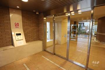 エントランスはオートロック付きです。