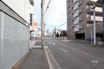 敷地西側の前面道路（百曲街道）