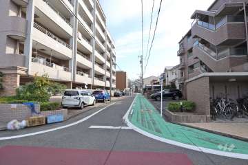 敷地南側の前面道路
