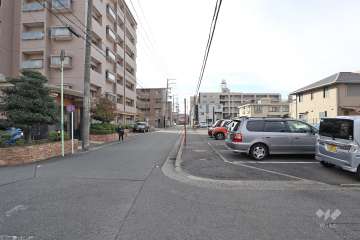 敷地西側の前面道路