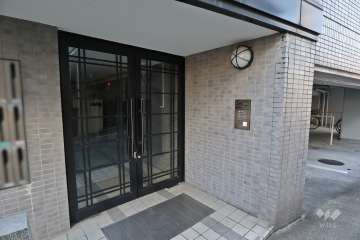 エントランスはオートロック付きです。