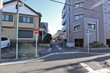 敷地北側の前面道路（西側から）