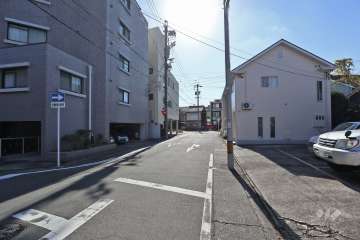 敷地西側の前面道路（北側から）