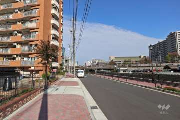 敷地東側の前面道路（堀川に面しています）