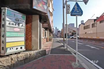 敷地南側の前面道路（西側から）