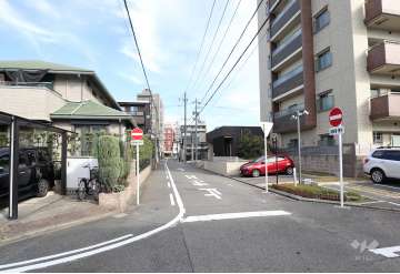 敷地西側の前面道路　