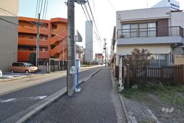 敷地北西側の前面道路（北東側から）