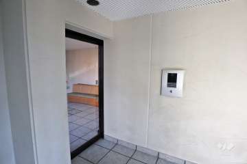 エントランスはオートロック付きです。