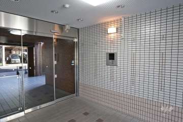 エントランスはオートロック付きです。