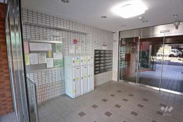 エントランス（宅配ボックスと共用ポスト）