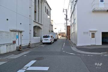 敷地東側の前面道路（北側から）