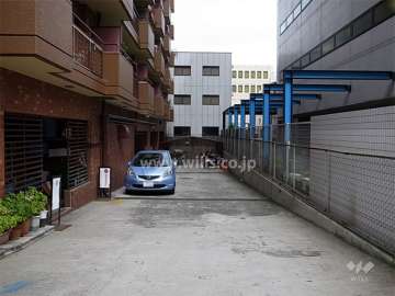 敷地南側にはビルが建っています。