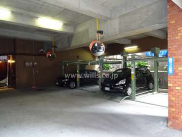 建物1階にある駐車場