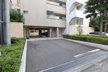 駐車場出入り口（ロボットゲート付き）・敷地内駐車場（屋内平面式、屋外機械式）