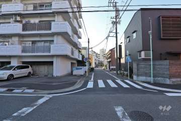 敷地北側の前面道路（東側から）