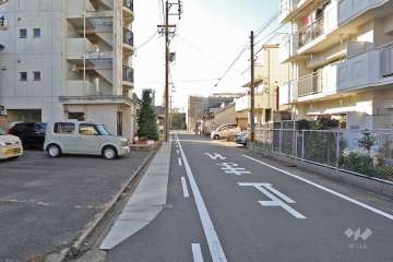 敷地南側の前面道路（東側から）
