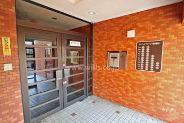 エントランス（オートロックと案内板）