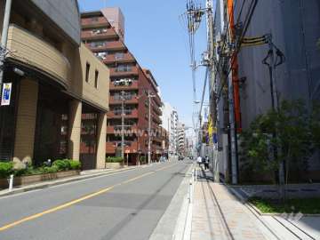 敷地東側の前面道路（南側から）