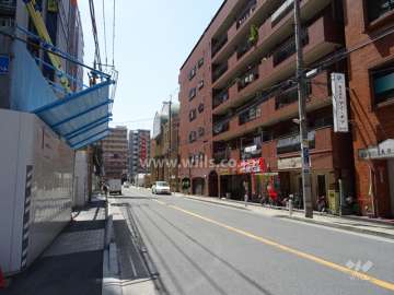 敷地東側の前面道路（北側から）