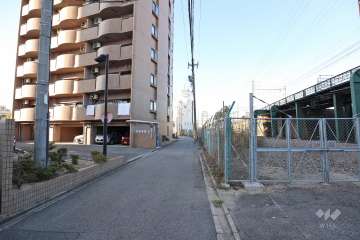 敷地東側の前面道路