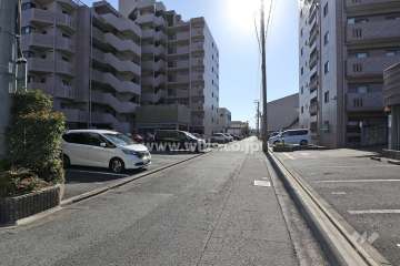 敷地西側の前面道路