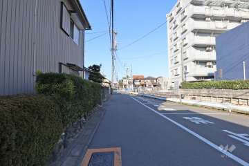 敷地西側の前面道路