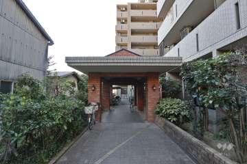 エントランスアプローチは植栽スペースが設けられています。