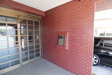 エントランスはオートロック付きです。