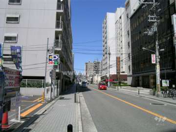 敷地の東側の前面道路