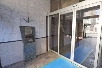 エントランスはオートロック付きです。