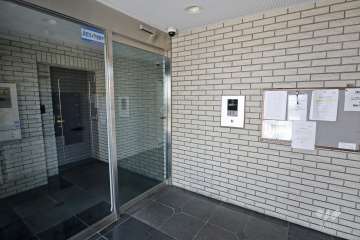 エントランスはオートロック付きです。