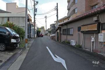 敷地北側の前面道路（西側から）