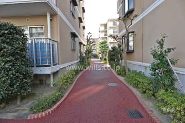 敷地内通路（左側：七番館、右側：八番館）