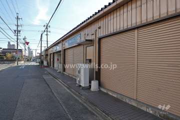 敷地北東側にある店舗