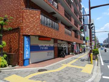 1階部分には一部店舗が入っています。