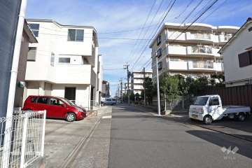 敷地西側の前面道路（南側から）