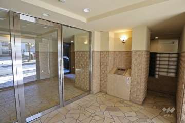 エントランスはオートロック付きです。