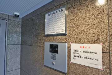 オートロックと案内板