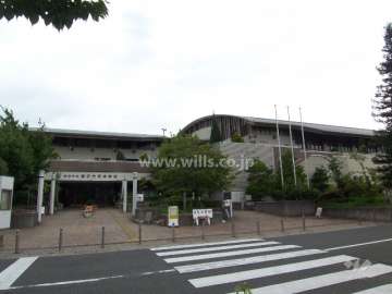 前面道路を挟んで吹田市立目俵体育館があります。