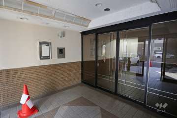 エントランスはオートロック付きです。