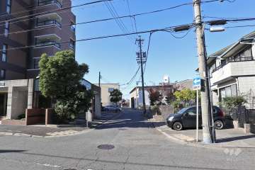 敷地北側の前面道路（東側から）