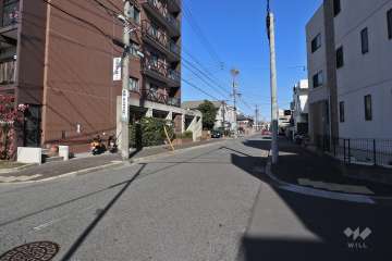 敷地東側の前面道路（南側から）