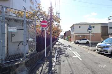 敷地西側の前面道路